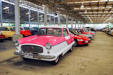 Nakhon Pathom, Tayland - 27 Ağustos 2020: Jesada Technik Müzesi 'nde klasik arabalar, Nakhon Pathom, Tayland. Bu müzede birçok klasik araba toplanıyor ve turistler için ücretsiz giriş yapılıyor..