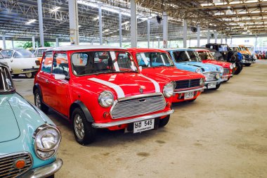 Nakhon Pathom, Tayland - 27 Ağustos 2020: Jesada Technik Müzesi 'nde klasik arabalar, Nakhon Pathom, Tayland. Bu müzede birçok klasik araba toplanıyor ve turistler için ücretsiz giriş yapılıyor..