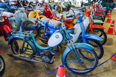 Nakhon Pathom, Tayland - 27 Ağustos 2020: Jesada Technik Müzesi 'nde klasik motosiklet, Nakhon Pathom, Tayland. Bu müzede birçok klasik motosiklet ve turistler için ücretsiz giriş bulunmaktadır..