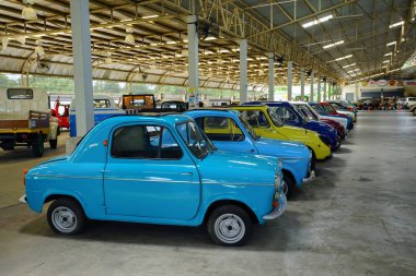 Nakhon Pathom, Tayland - 27 Ağustos 2020: Jesada Technik Müzesi 'nde klasik arabalar, Nakhon Pathom, Tayland. Bu müzede birçok klasik araba toplanıyor ve turistler için ücretsiz giriş yapılıyor..