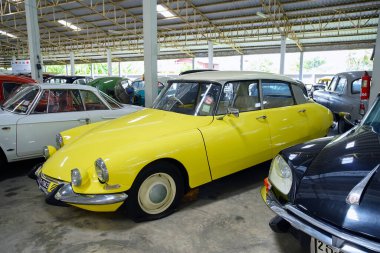 Nakhon Pathom, Tayland - 27 Ağustos 2020: Jesada Technik Müzesi 'nde klasik arabalar, Nakhon Pathom, Tayland. Bu müzede birçok klasik araba toplanıyor ve turistler için ücretsiz giriş yapılıyor..
