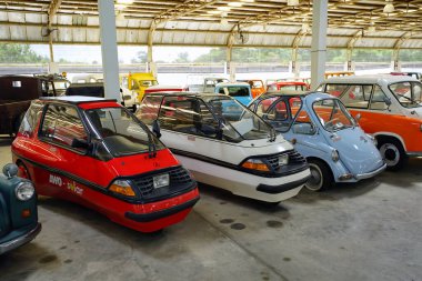 Nakhon Pathom, Tayland - 27 Ağustos 2020: Jesada Technik Müzesi 'nde klasik arabalar, Nakhon Pathom, Tayland. Bu müzede birçok klasik araba toplanıyor ve turistler için ücretsiz giriş yapılıyor..