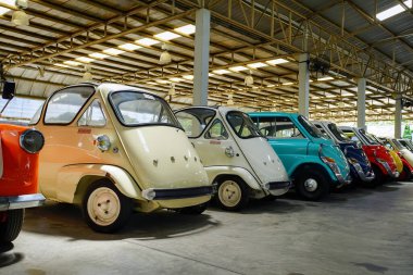 Nakhon Pathom, Tayland - 27 Ağustos 2020: Jesada Technik Müzesi 'nde klasik arabalar, Nakhon Pathom, Tayland. Bu müzede birçok klasik araba toplanıyor ve turistler için ücretsiz giriş yapılıyor..