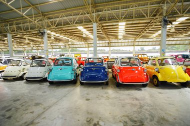 Nakhon Pathom, Tayland - 27 Ağustos 2020: Jesada Technik Müzesi 'nde klasik arabalar, Nakhon Pathom, Tayland. Bu müzede birçok klasik araba toplanıyor ve turistler için ücretsiz giriş yapılıyor..