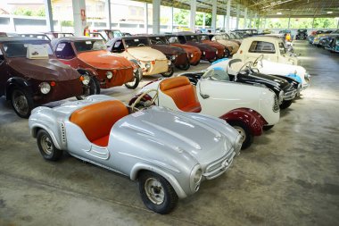 Nakhon Pathom, Tayland - 27 Ağustos 2020: Jesada Technik Müzesi 'nde klasik arabalar, Nakhon Pathom, Tayland. Bu müzede birçok klasik araba toplanıyor ve turistler için ücretsiz giriş yapılıyor..