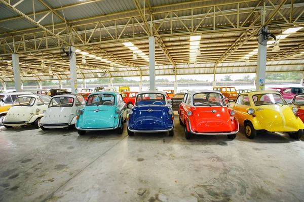 Nakhon Pathom, Tayland - 27 Ağustos 2020: Jesada Technik Müzesi 'nde klasik arabalar, Nakhon Pathom, Tayland. Bu müzede birçok klasik araba toplanıyor ve turistler için ücretsiz giriş yapılıyor..