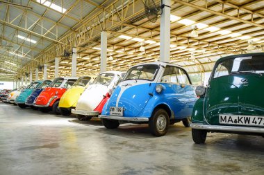 Nakhon Pathom, Tayland - 27 Ağustos 2020: Jesada Technik Müzesi 'nde klasik arabalar, Nakhon Pathom, Tayland. Bu müzede birçok klasik araba toplanıyor ve turistler için ücretsiz giriş yapılıyor..