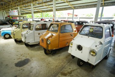 Nakhon Pathom, Tayland - 27 Ağustos 2020: Jesada Technik Müzesi 'nde klasik arabalar, Nakhon Pathom, Tayland. Bu müzede birçok klasik araba toplanıyor ve turistler için ücretsiz giriş yapılıyor..