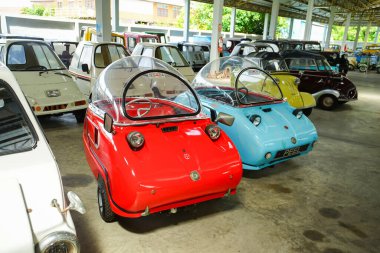 Nakhon Pathom, Tayland - 27 Ağustos 2020: Jesada Technik Müzesi 'nde klasik arabalar, Nakhon Pathom, Tayland. Bu müzede birçok klasik araba toplanıyor ve turistler için ücretsiz giriş yapılıyor..