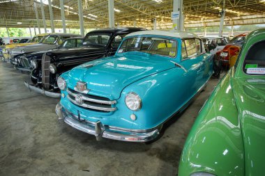 Nakhon Pathom, Tayland - 27 Ağustos 2020: Jesada Technik Müzesi 'nde klasik arabalar, Nakhon Pathom, Tayland. Bu müzede birçok klasik araba toplanıyor ve turistler için ücretsiz giriş yapılıyor..