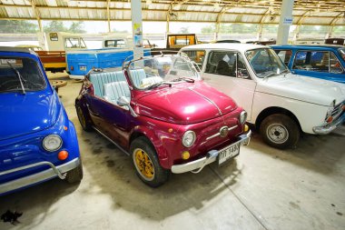 Nakhon Pathom, Tayland - 27 Ağustos 2020: Jesada Technik Müzesi 'nde klasik arabalar, Nakhon Pathom, Tayland. Bu müzede birçok klasik araba toplanıyor ve turistler için ücretsiz giriş yapılıyor..