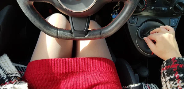 Mulher em mini vestido vermelho e cinza botas de salto alto sentado no dri — Fotografia de Stock