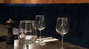Restoran tabloda üç boş şarap bardakları tuz ve biber ile hizmet