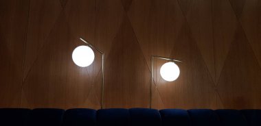 iki mavi kahverengi duvar arka koltukta üzerinde lambalar Parlatıcı yüksek ayak üzerinde yuvarlak