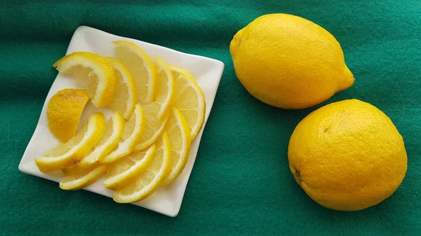 Deux Citrons Entiers Frais Des Tranches Sur Plaque Blanche Sur — Photo