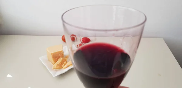 Gros Plan Verre Vigne Rouge Sur Table Blanche Près Fromage — Photo