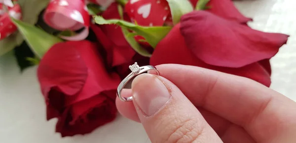 Close Van Vrouwelijke Hand Hebt Verlovingsring Met Een Diamant Rode — Stockfoto