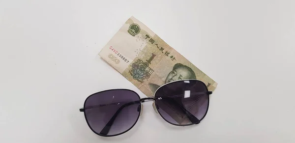 Γυαλιά Ηλίου Βάλτε Ένα Yinhang Τραπεζογραμματίων Λευκό Πίνακα — Φωτογραφία Αρχείου