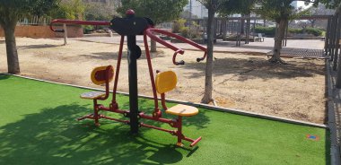 Şehir Parkı, açık spor salonunda yeşil çimenlerin üzerinde iki kişi için eğitim için spor malzemeleri