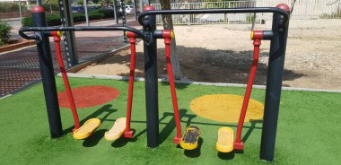 bacaklar açık spor salonunda Şehir Parkı eğitim için spor malzemeleri