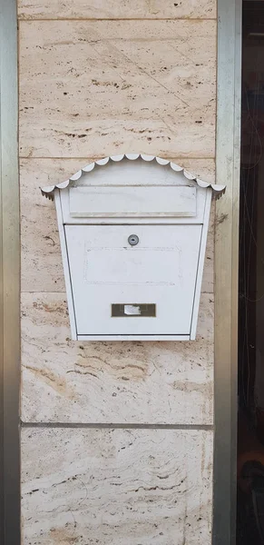 Bílý Kov Vintage Poštovní Schránka Uzavřena Klíčovou Pověsit Kamenné Budově — Stock fotografie