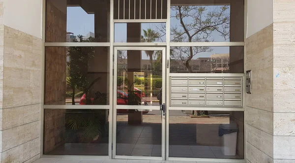 Закриті Прозорі Скляні Двері Поштові Скриньки Біля Входу Спільної Будівлі — стокове фото