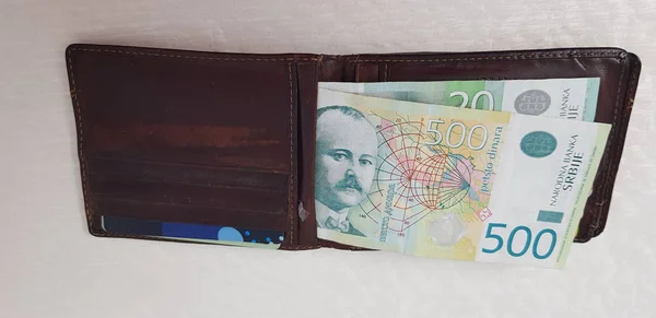 Cartera Cuero Marrón Con Tarjetas Crédito Papel Moneda Serbia Yacía — Foto de Stock