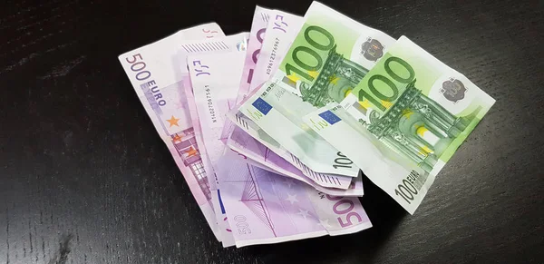 Billets 100 500 Euros Posés Sur Fond Noir — Photo