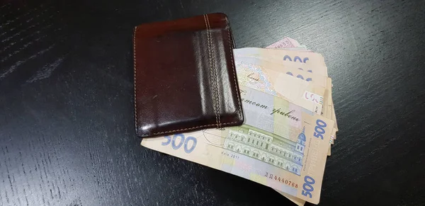 Cartera Cuero Marrón Llena Con Quinientos Billetes Hryvnia Yacen Mesa — Foto de Stock