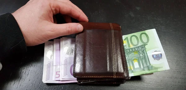 Main Masculine Toucher Portefeuille Cuir Marron Plein Billets Euros Posés — Photo