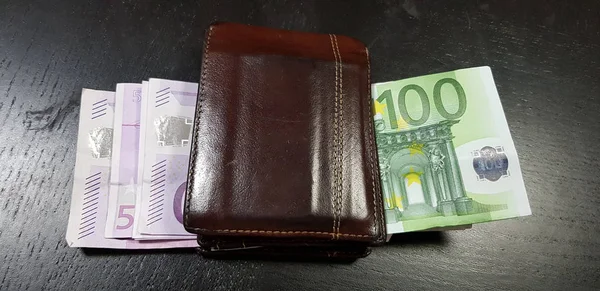 Portefeuille Cuir Marron Plein Billets Euros Posé Sur Une Table — Photo