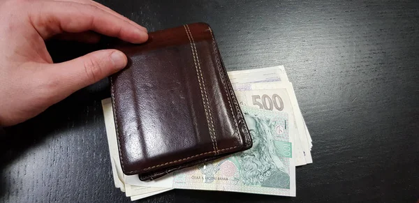 Bruin Lederen Portemonnee Met Tsjechië Coruna Bankbiljetten Van 100 500 Stockafbeelding