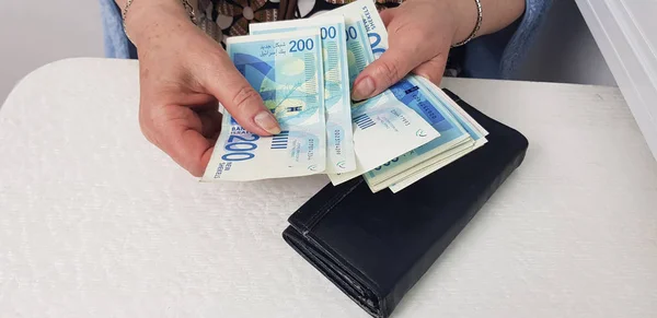 Oudere Vrouw Telt Israëlische Cash Geld Zwarte Oude Portemonnee Stockfoto