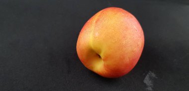 siyah masada izole bir taze turuncu nektarin