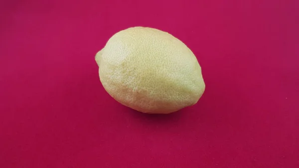 Citron Jaune Frais Isolé Sur Une Table Rouge — Photo