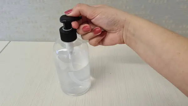 Mão Feminina Usando Higienizador Mão Garrafa Transparente Plástico — Fotografia de Stock