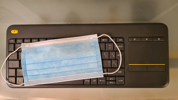 Синяя Маска Защиты Лица Беспроводной Клавиатуре — стоковое фото
