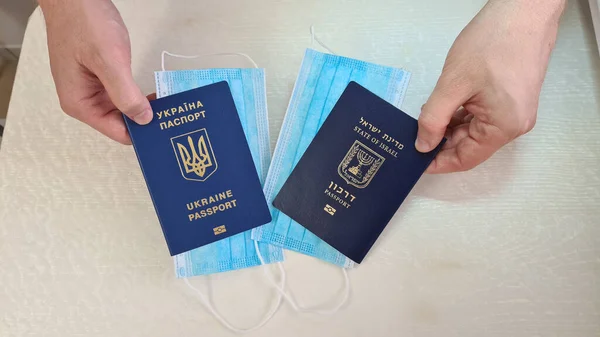 Twee Paspoorten Van Israel Ukraine Met Gezichtsbescherming Maskers Binnen Mannelijke Rechtenvrije Stockfoto's