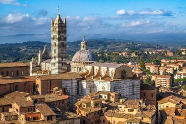 Toskana'da güzel bir ortaçağ kasabası olan Siena'nın manzarası, Dome ve Bell Tower of Siena Katedrali'nin (Duomo di Siena), tarihi Mangia Kulesi' nin panoramik manzarasına sahip,