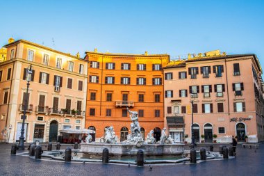 Roma, Lazio/İtalya - 31.10.2018: Piazza Navona, Neptün Fontain, eski binalar. Sabahın erken saatlerinde