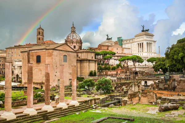 Roma, Lazio/İtalya - 30.10.2018: Roma Forumu'nun görünümü, antik Roma'daki şehir meydanı, Capitolium. Eski tapınak kalıntıları. Bazilika di Santa Francesca Romana.
