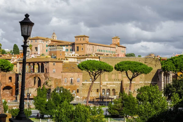 Karşı taraftan Trajan Pazarı görünümü (Roma Forumu). Antik ve ortaçağ binaları, plantanus ağaçları.