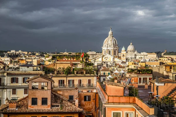 Roma, Lazio/İtalya - 31.10.2018: İspanyol Merdivenleri'nin yanındaki terastan Roma'nın eski şehrinin panoramik manzarası. Geleneksel yaşam evleri, Vatikan'daki Aziz Petrus Papalık Bazilikası. Fırtınalı gökyüzü
