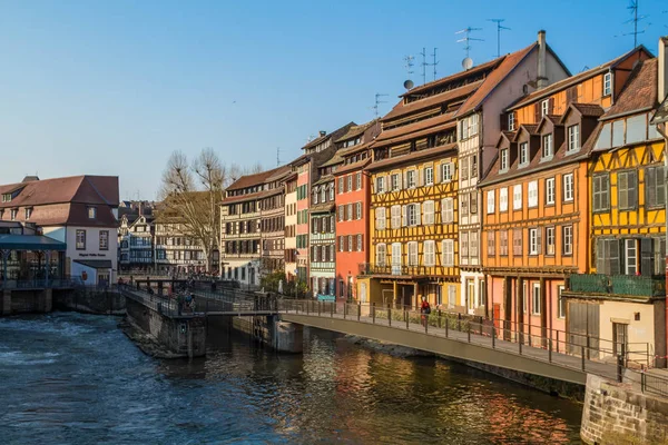Strazburg, Alsace/Fransa - 01.04.2019: ünlü turistik bölge Petite France. Yarı ahşap renkli evler, set, kafe, yürüyen insanlar, Ill river