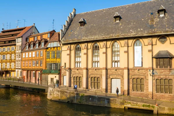 Strazburg, Alsace/Fransa - 01.04.2019: ünlü turistik bölge Petite France. Yarı ahşap renkli evler, set, kafe, yürüyen insanlar, Ill river