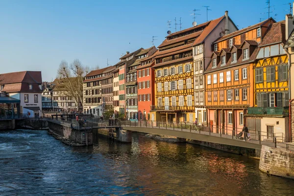 Strazburg, Alsace/Fransa - 01.04.2019: ünlü turistik bölge Petite France. Yarı ahşap renkli evler, set, kafe, yürüyen insanlar, Ill river
