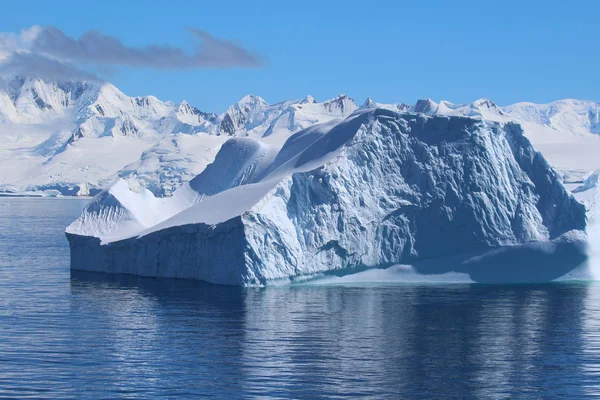 Iceberg Montañas Antártida Situada Asimétricamente Alrededor Del Polo Sur Gran —  Fotos de Stock