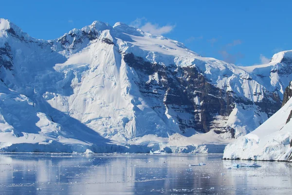 南极洲被太阳照亮的山脉 南极洲不对称地位于南极周围 主要位于南极圈以南 是最南端的大陆 — 图库照片