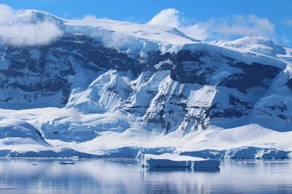 南极洲的冰山和山脉 南极洲不对称地位于南极周围 主要位于南极圈以南 是最南端的大陆 — 图库照片
