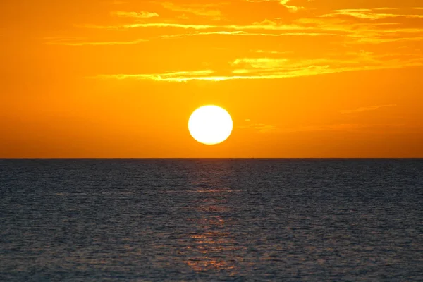 雲と海の日没時の太陽 ロング島 バハマ — ストック写真